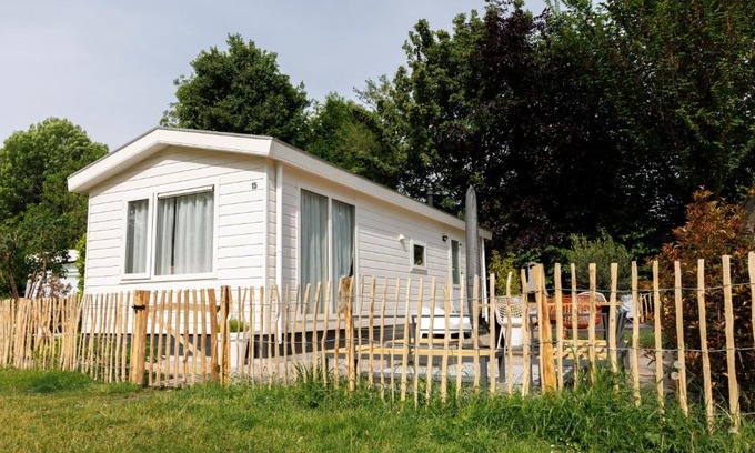 Andel House | Comfortable Stay at Kek Huisje aan de Maas with Hot Tub