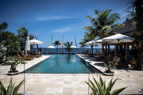 Pemaron House | Relaxing Kelapa Lovina Beach Villa with Oceanfront Pool