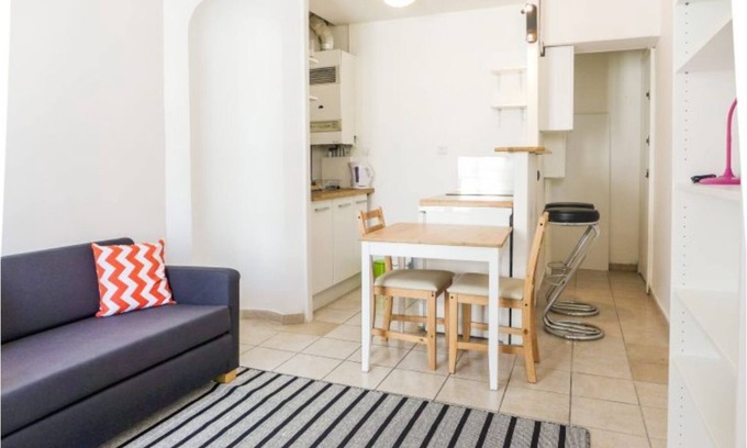 Quartier de la Roquette Apartment | Cozy Keller One Bedroom with Spa and Breakfast in Bastille