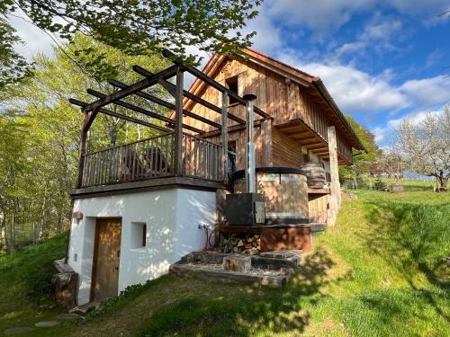 Guessing House | Unforgettable Kellerstöckl Hütter: Hot Tub & 10/10 Reviews