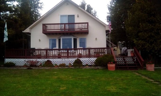St Ignace House | Family-Friendly Kelly Cottage on Lake Michigan - Pet Welcome!