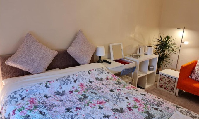 Ferryhill House | Comfortable Kelvin House: Family-Friendly with Breakfast Included