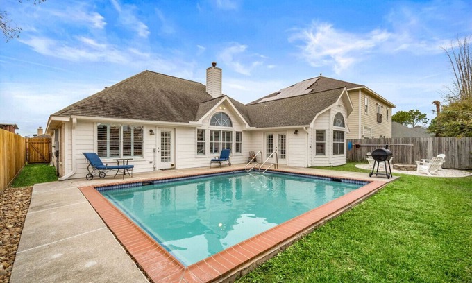 Clear Lake Shores House | Pool Paradise in Kemah - Steps from Cien Park & Boardwalk