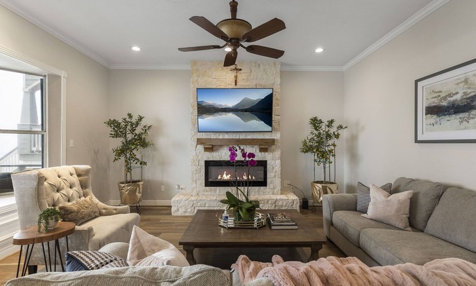 Kemah House | Explore Kemah's Bayfront Retreat with Pool & Family Amenities