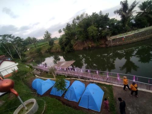 Kecamatan Montong Gading House | kemah tepi danau