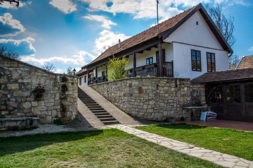 Vanyarc Apartment | Experience Comfort at Kemencés Vendégház - 10/10 Rated Stay