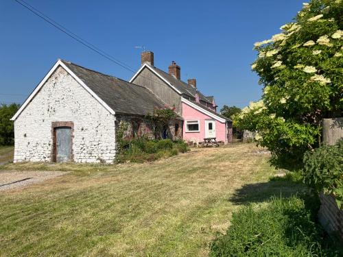 Kenfig House | Kenfig Farm: Family & Pet-Friendly Retreat with Great Reviews