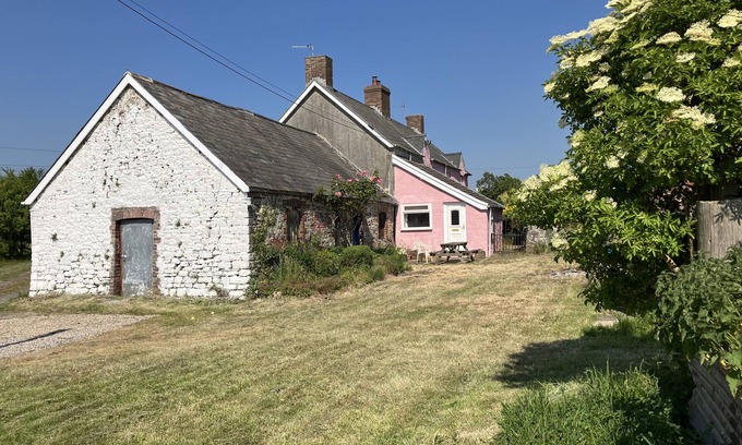Kenfig House | Welcoming Kenfig Farm: Pet-Friendly Holiday Cottage