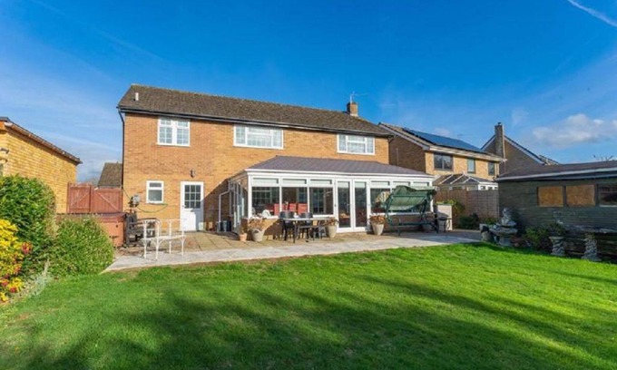 Bicester Villa | Stunning Kennedy Villa: 5-Bed Oceanfront Retreat with Hot Tub