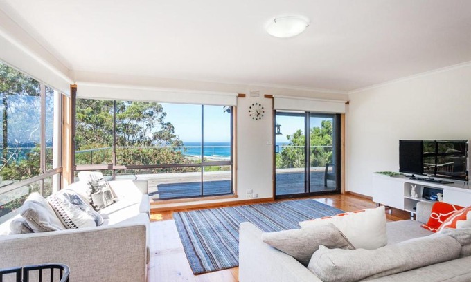Kennett River House | Relax at Kennett Bach with Hot Tub & Family-Friendly Fun