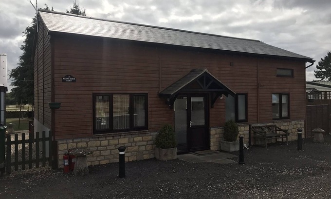 Carterton House | Serene Kenns Farm Barn - Guest Rated 9.8, Family-Friendly Stay