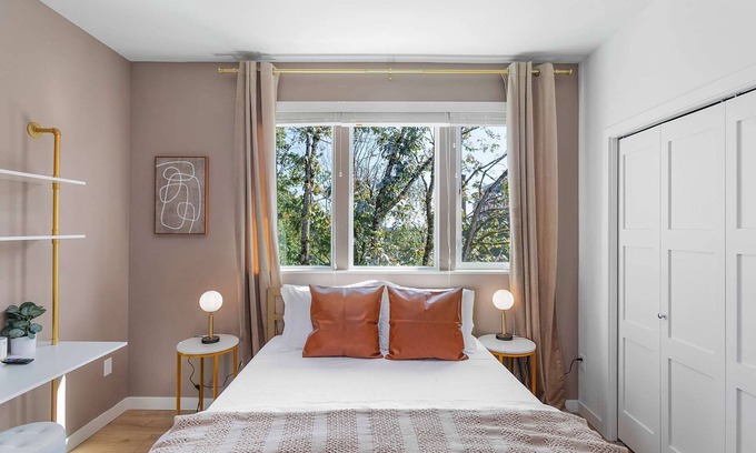 Minor House | Explore Kenny's Sweet Suite - Pet Friendly & Spa Retreat
