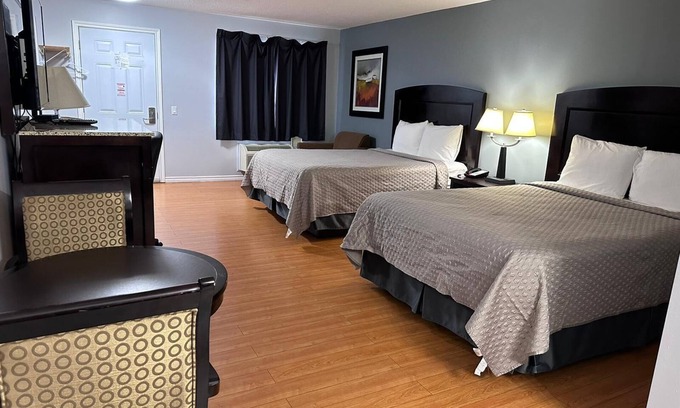 Windsor Hotel | Budget-Friendly Kenora Motel with Breakfast & Family Amenities