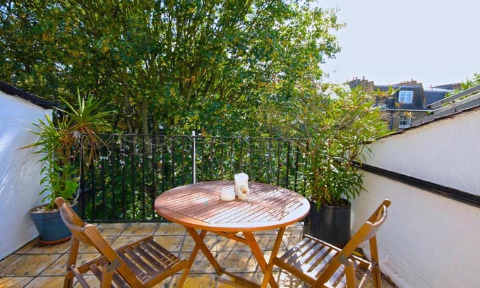 West Kensington Apartment | Bright Kensington Flat with Roof Terrace and Sunshine