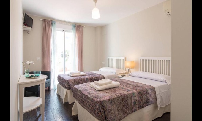 Cruz de Humilladero House | Comfortable Kentia Rooms: Pet-Friendly & Family-Oriented
