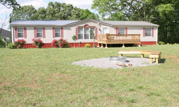 Almo House | Idyllic Kentucky Lake Get-Away at Sugar Magnolia Farms