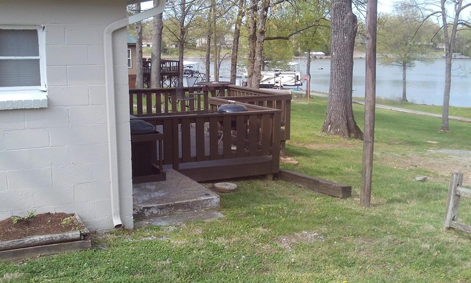 Benton Cottage | Cozy Kentucky Lake View Cottage with Pool and Oceanfront Access