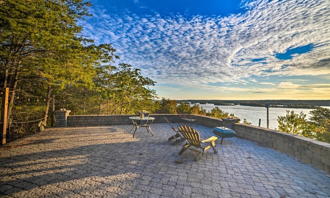 Waverly House | Scenic Historic Cabin with Kentucky Lake Views & Spa Access