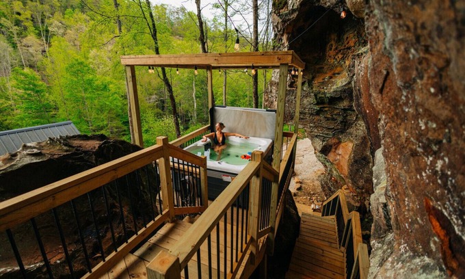 Rogers Cabin | Unwind at Naturalist: Firepit & Deck Near the Gorge
