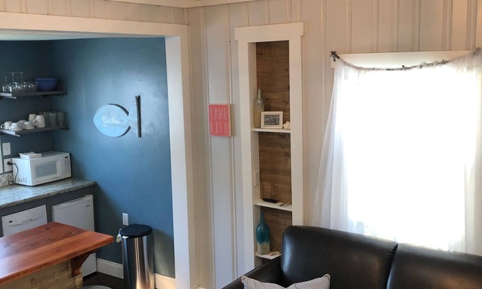Geneva-on-the-Lake Cottage | Cozy Kenzie's Sandcastle: Lake View Cottage with Pool & Spa