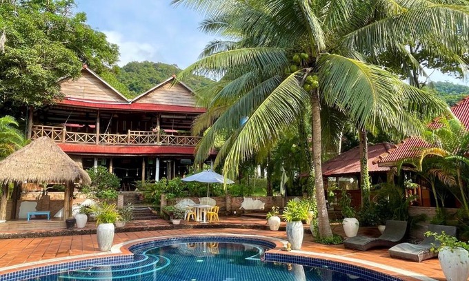 Krong Kaeb Hotel | Delightful Kep Lodge: Family-Friendly with Pool Access