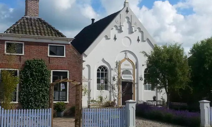 Zeerijp House | Unforgettable Stay at Kerkje De Kleine Antonius - 10/10 Rated