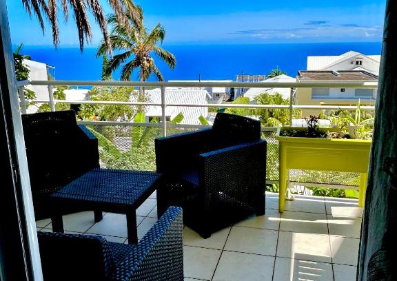 La Montagne Apartment | Stunning Kerlérun T2 with Ocean View in Saint-Denis