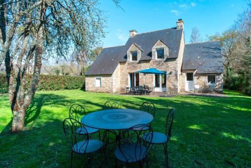 Locmariaquer House | Discover DUPONT: Family-Friendly Retreat in Locmariaquer
