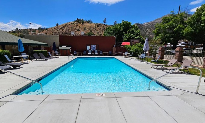 Kernville Hotel | Discover Kernville Inn: Pet-Friendly with Oceanfront Bliss