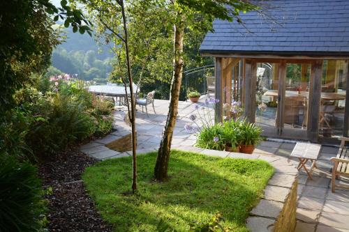 Totnes Bed & Breakfast | 5-Star Kerswell Farmhouse: Guest Rated 10/10 & Accessible