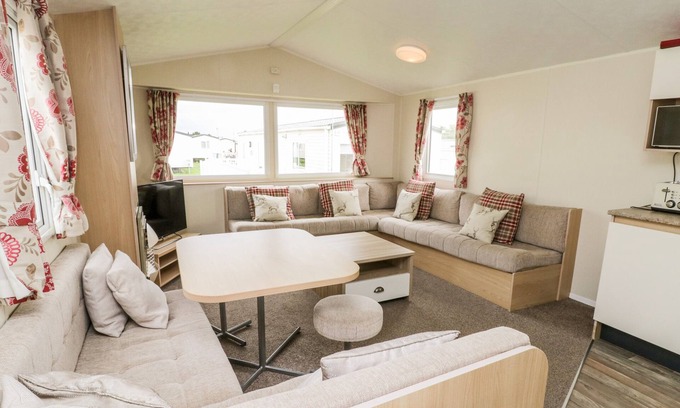Cayton Bay Cottage | Pet-Friendly Kestrel 7 Cottage with Pool and Ocean Views
