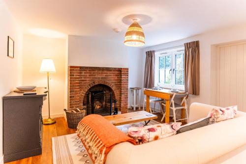 Seaford House | Pet Friendly Kestrel Cottage with Oceanfront Hot Tub