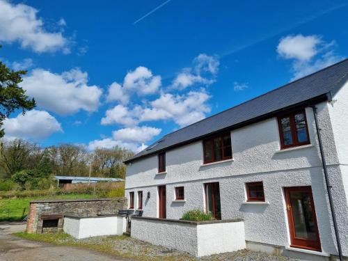 Llandovery House | Experience Kestrel Farmhouse: A 4-Star Pet-Friendly Retreat