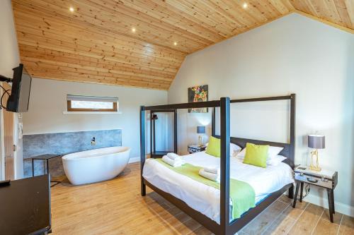 Newton Stewart House | Pet-Friendly Kestrel Lodge 7 with Inviting Hot Tub