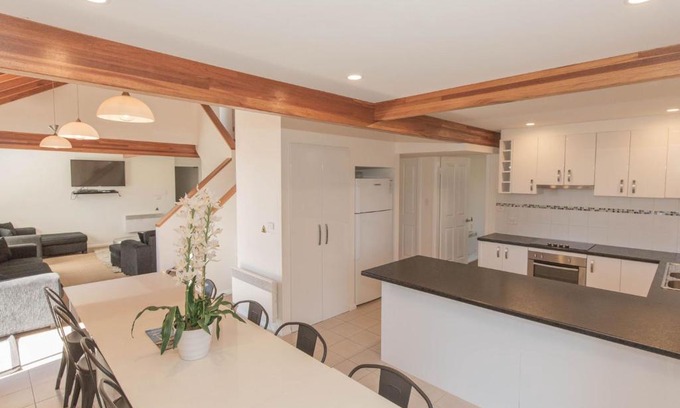 Jindabyne House | Child-Friendly Kestrels Rest: Relax with Hot Tub Amenities
