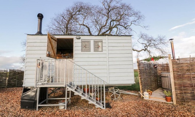 Newton Stewart House | Cozy Ketburn Shepherds Hut at Balnab Farm - Pet Friendly Stay