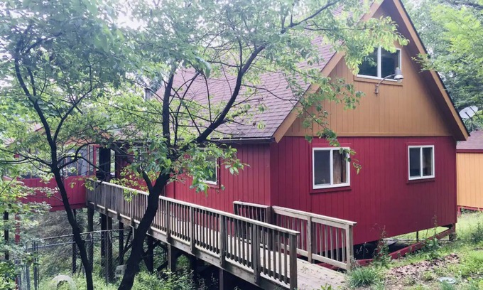 Bergton Ski Chalet | Explore Ketchup and Mustard Mountain Chalet - Pet Friendly Stay