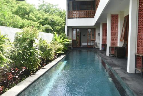 Taman Griya House | Oceanfront Relaxation at Ketut Joglo Guest House