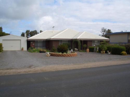 Melville House | Family-Friendly Retreat at Kev's Place in Coobowie