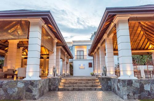 Mahiyanganaya Hotel | Relax at Kevans Casa: 4-Star Oceanfront Retreat with Pool