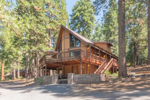 Dorrington House | Kevkos Cabin: Family-Friendly Retreat with Pool Access