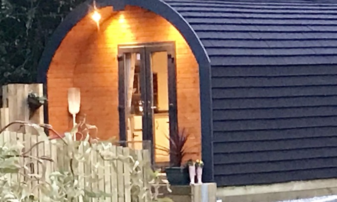 Lasswade Cabin | Explore Kevock Vale Park: Family-Friendly & Perfectly Rated