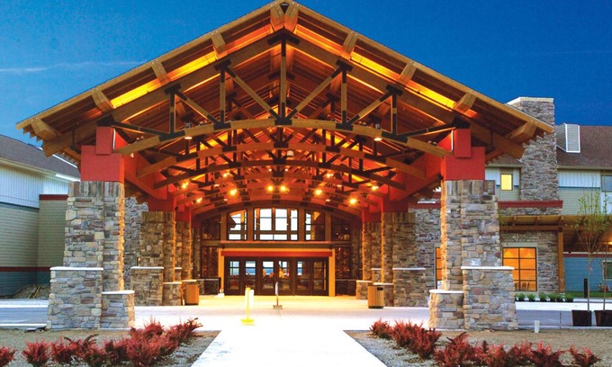 St Ignace Hotel | Discover Kewadin St. Ignace Hotel: Poolside Comfort Awaits