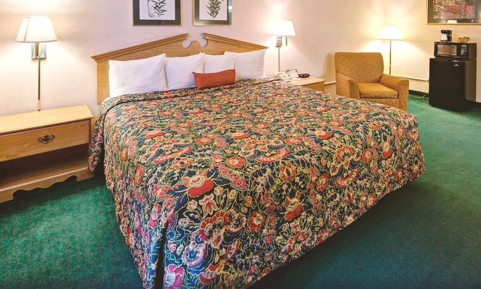 Roseville House | Key Inn Roseville - 1 Queen Bed Smoking