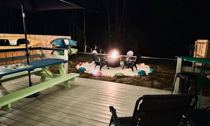 Crystal River House | Waterfront Key Lime Cottage: Kayaks, Fire Pit & More!