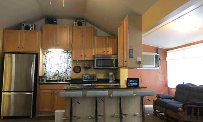 Monticello Cottage | Cozy Key Lime Cottage - Pet & Child Friendly Retreat