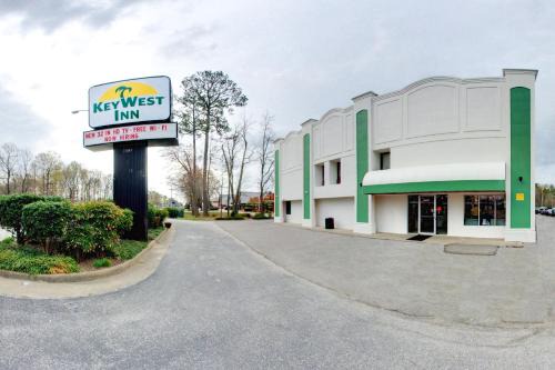Central Newport News Hotel | Budget-Friendly Key West Inn - Family-Friendly Stay in Newport News