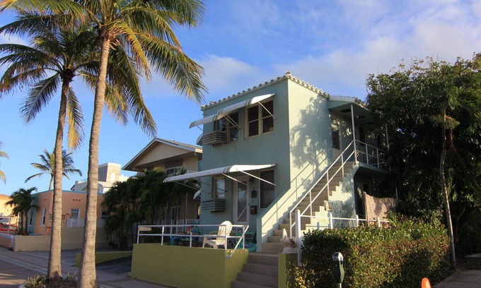 Hollywood House | Beachfront Retreat with Private Backyard & 9.8 Guest Rating