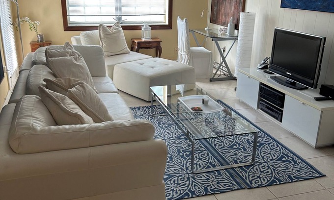 Key Biscayne Condo | Discover Key Biscayne Retreat Near Beach and Dining