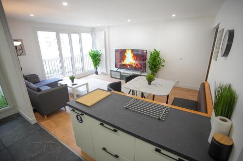 L'Hay-les-Roses Apartment | Modern Keyless Apartment with Parking & Pet-Friendly Amenities